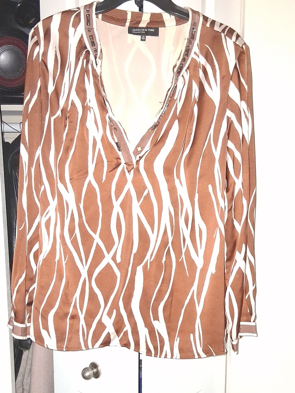 Jones New York Brown and White V-Neck Printed Top